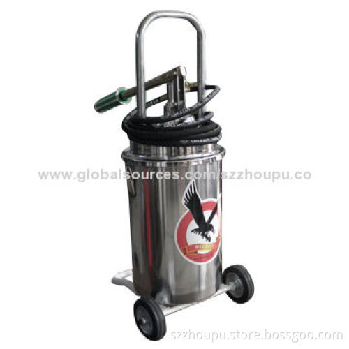 Hand-operated grease pump for car washing